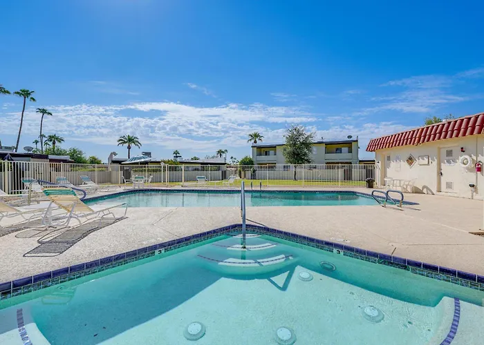 Dom wakacyjny Furnished Patio, Pool Access! Retreat